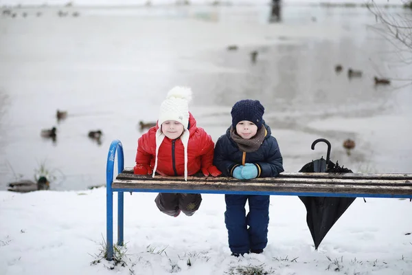 Dzieci w parku zimowym grać — Zdjęcie stockowe