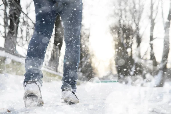 Un uomo cammina per la città in un giorno d'inverno nevoso . — Foto Stock