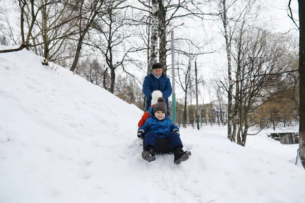 Barn i parken på vintern. Barn leker med snö på playg — Stockfoto
