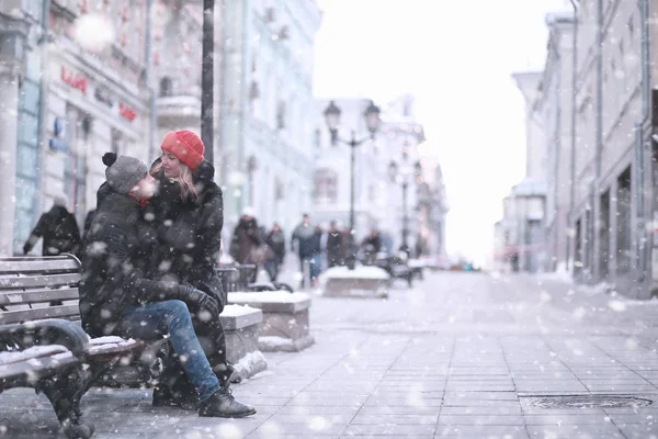 Mladý pár procházky přes zimu — Stock fotografie