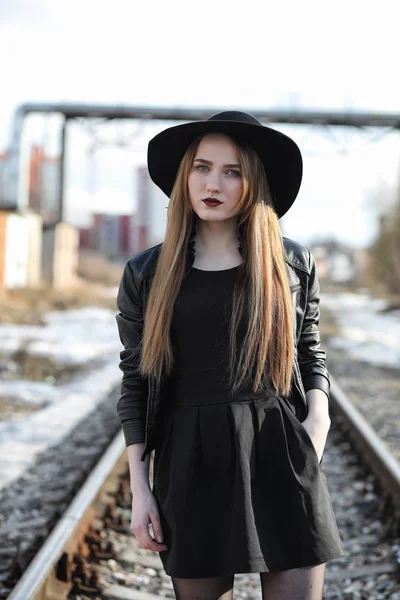 Giovane bella ragazza con un cappello e con un trucco scuro fuori. G — Foto Stock