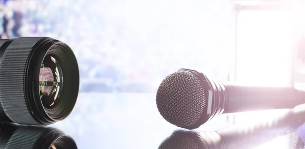 Mikrofon na scenie przed debatą. — Zdjęcie stockowe