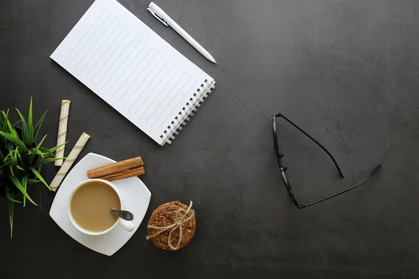 Bureau fond d'écran avec une tasse de café et l'écriture utens — Photo