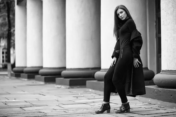 Menina em um casaco foto preto e branco — Fotografia de Stock