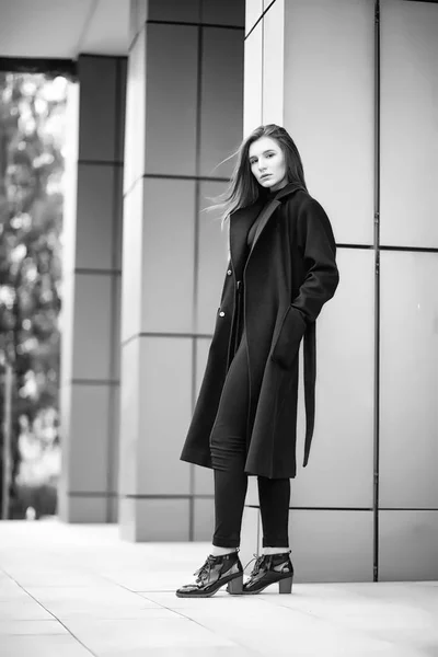 Mädchen im Mantel Schwarz-Weiß-Foto — Stockfoto
