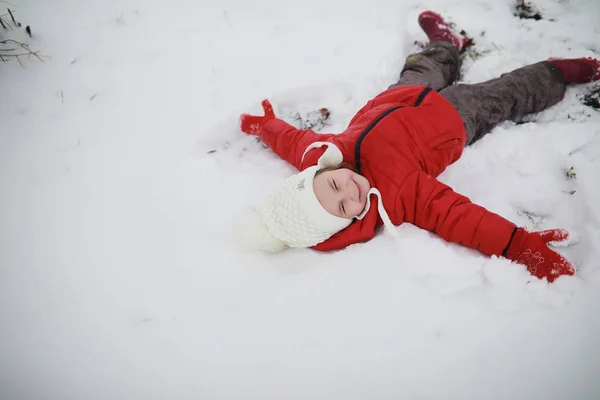 Kinderen in Winter Park spelen — Stockfoto
