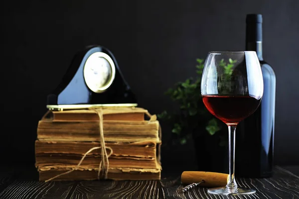 Ein Glas trockenen Rotweins auf dem Tisch. dunkle Flasche und Glas mit Wasser — Stockfoto