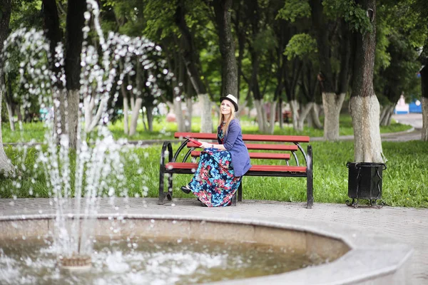 Chica en la calle con un paraguas — Foto de Stock