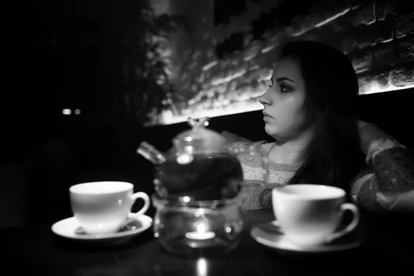 夕食の席でカフェの女の子 — ストック写真
