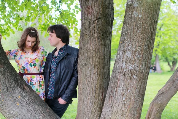 Pareja joven en la fecha en el parque de primavera — Foto de Stock