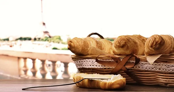 Świeże ciasta na stole. Francuski rogalik aromatyzowany i kawa — Zdjęcie stockowe