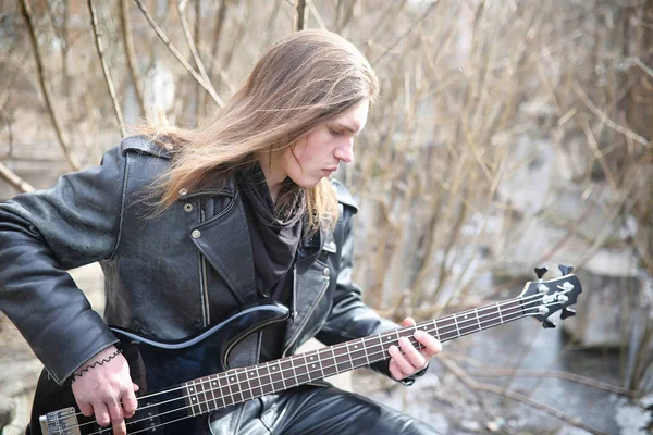 Rockgitarist op de trappen. Een muzikant met een basgitaar in een — Stockfoto