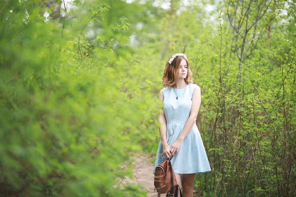 Fille en robe bleue dans le parc vert — Photo