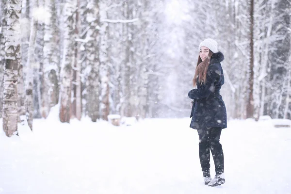 Mädchen im Winterpark bei Schneefall — Stockfoto