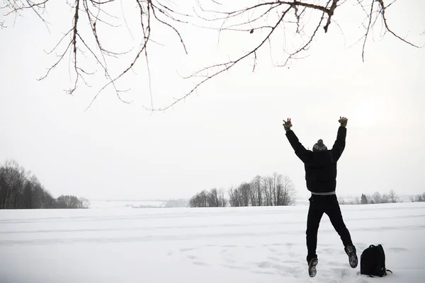 Un hombre de paseo. Paisaje invernal. Turismo en viaje de invierno . — Foto de Stock