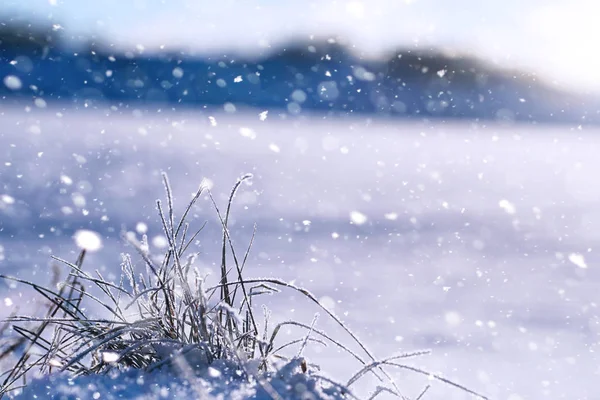 Textura de gelo no inverno. Pedaços de água congelada em uma rua em — Fotografia de Stock