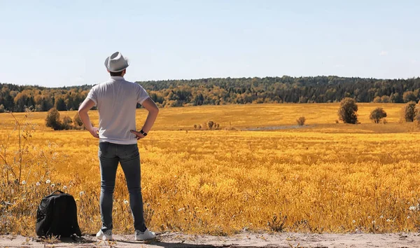 Um jovem está viajando na natureza. Viajar com uma mochila — Fotografia de Stock