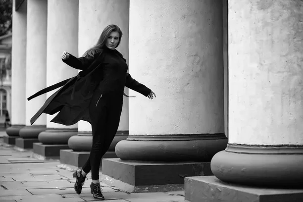 Chica en un abrigo en blanco y negro foto —  Fotos de Stock
