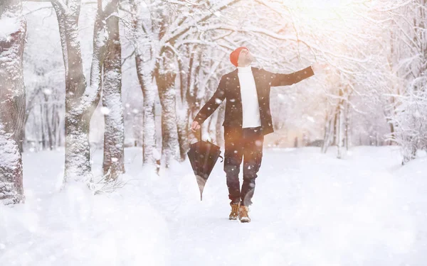 Un hombre en un paseo por el parque. Joven con en el invierno snowfa —  Fotos de Stock