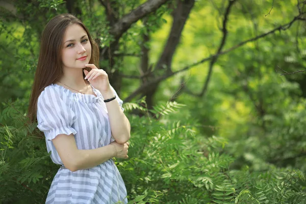 Una chica en un parque verde de primavera —  Fotos de Stock