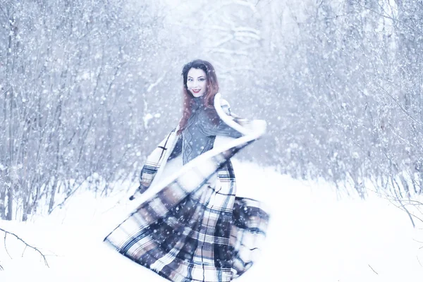Menina bonita em uma bela neve de inverno — Fotografia de Stock
