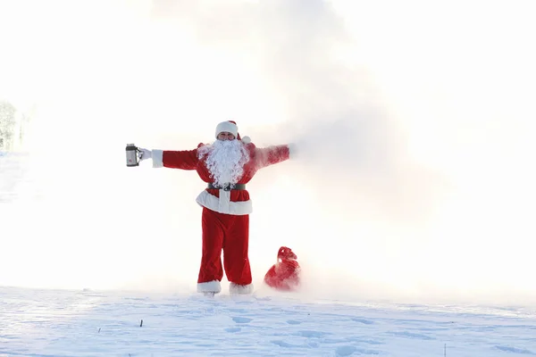 Santa en el campo de invierno. Santa niebla mágica está caminando a lo largo de th —  Fotos de Stock