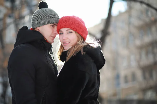 Pareja joven caminando durante el invierno — Foto de Stock