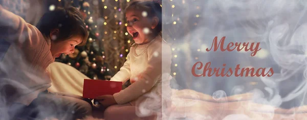 Familj på julafton vid spisen. Barn öppning Xmas presenterar — Stockfoto