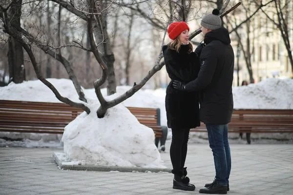 Jovem casal caminhando pelo inverno — Fotografia de Stock