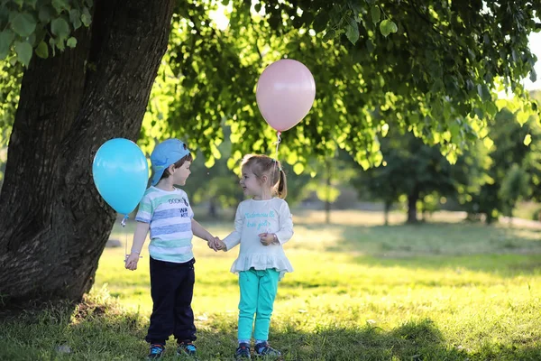 Crianças pequenas estão andando em um parque — Fotografia de Stock