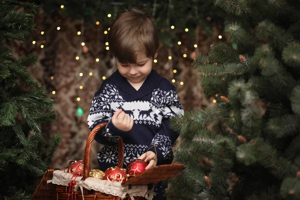 Uma criança junto à árvore de Ano Novo. As crianças decoram o Chris — Fotografia de Stock