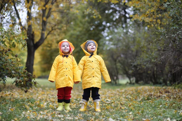 穿着雨衣的孩子出去散步 — 图库照片