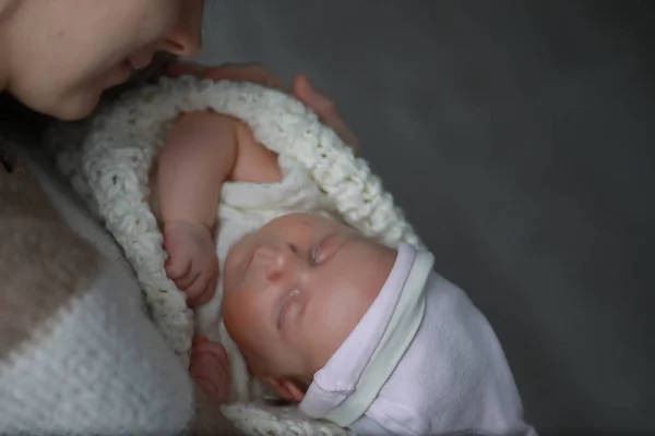 Baby newborn sleeping wrapped up in a blanket — Stock Photo, Image