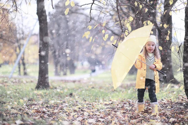 I bambini camminano nel parco prima neve — Foto Stock