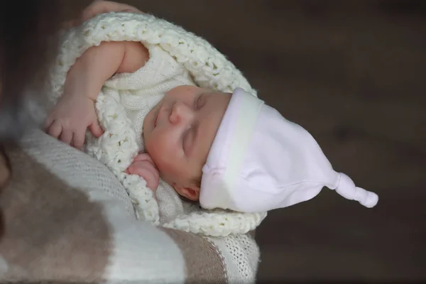 Baby newborn sleeping wrapped up in a blanket — Stock Photo, Image