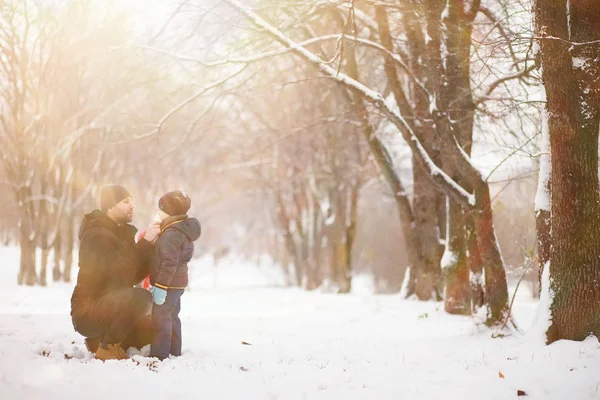 Kinderen in Winter Park spelen — Stockfoto