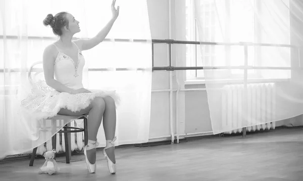 Jovem dançarina de balé em um aquecimento. A bailarina está se preparando para — Fotografia de Stock