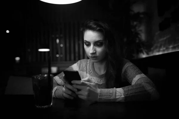 Meisje in een café tijdens een diner — Stockfoto