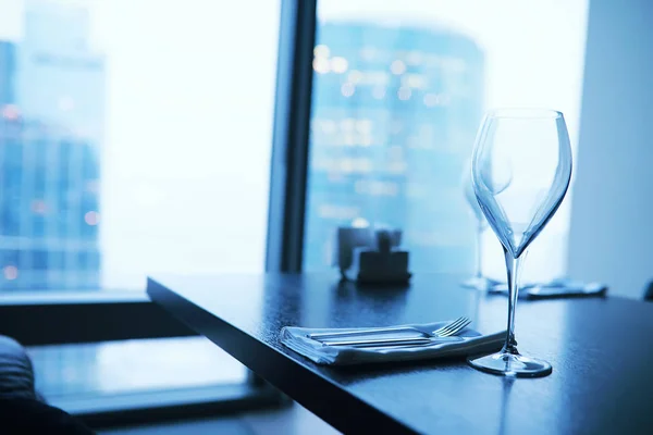 Cocktailgläser auf der Fensterbank neben dem Glas — Stockfoto