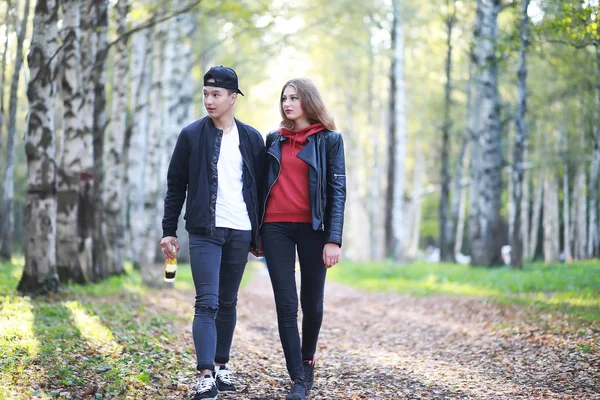 Liefdevol koppel wandelen in casual kleding — Stockfoto