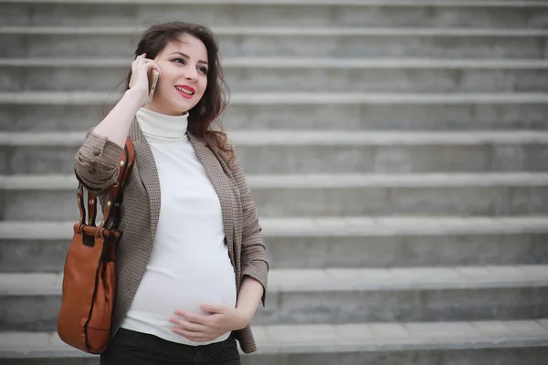 Donna incinta che parla al telefono per strada — Foto Stock