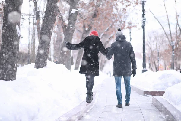 Jovem casal caminhando pelo inverno — Fotografia de Stock