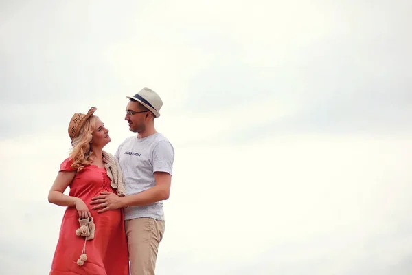 Herbst junge schwangere Mädchen auf einem Date — Stockfoto