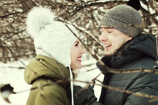 Älskare Par Promenader Vinter Park — Stockfoto