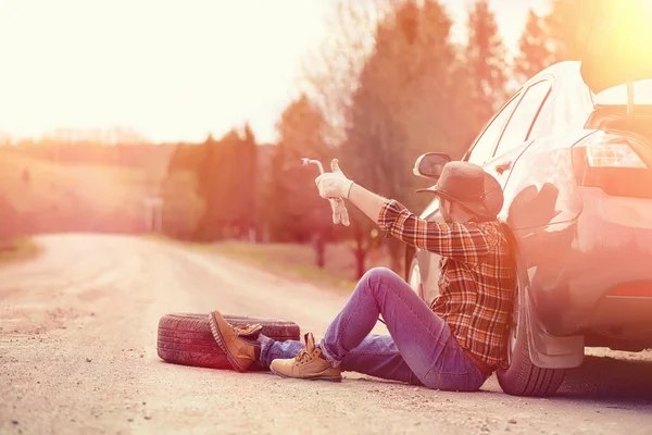 Man zit op de weg door de auto — Stockfoto