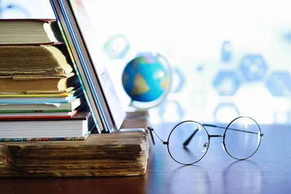Utbildningskoncept En bunt läroböcker och en bok på skrivbordet w — Stockfoto
