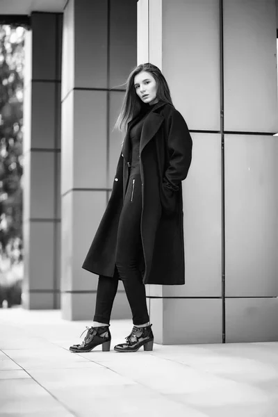 Fille dans un manteau noir et blanc photo — Photo