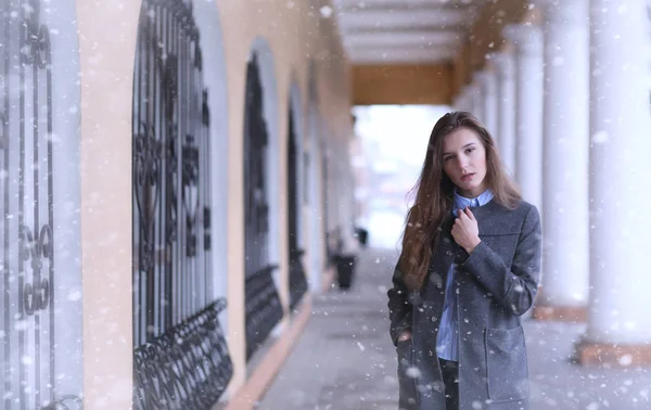 Fiatal lány a szabadban, télen. Modell lány pózol kint a egy w — Stock Fotó