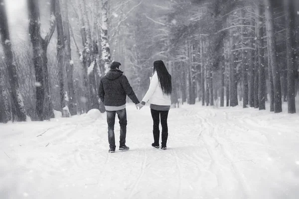 冬の散歩に愛情のあるカップル。男と女のデートを — ストック写真