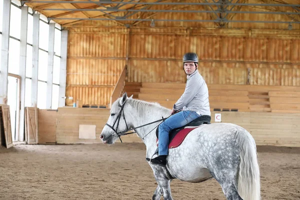 Människor på en hästträning på en träarena — Stockfoto